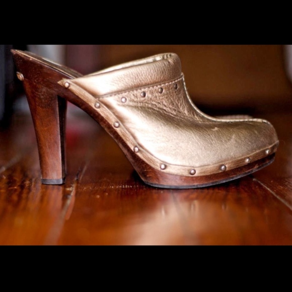 MICHAEL KORS Gold Leather Wood Heels Mules Sz 8.5 - Picture 1 of 8